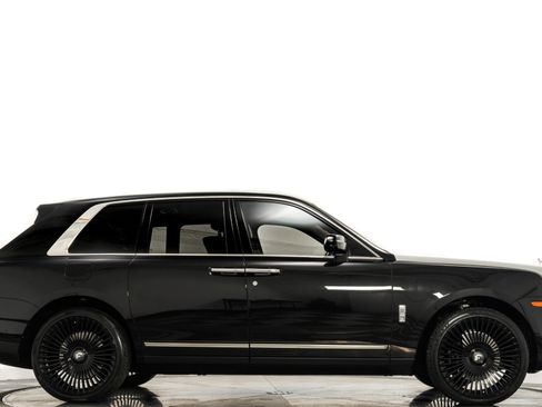 Used 2022 Rolls-Royce Cullinan image 2