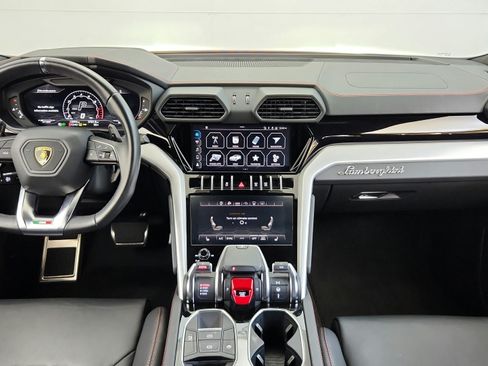 Used 2022 Lamborghini Urus AWD/4WD image 19