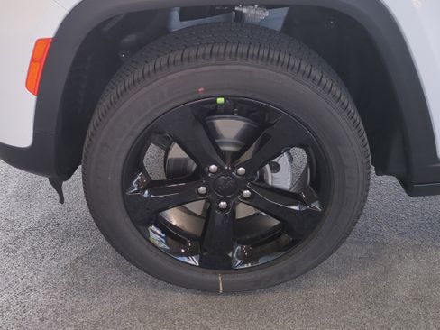 New 2025 Jeep Grand Cherokee Altitude image 11