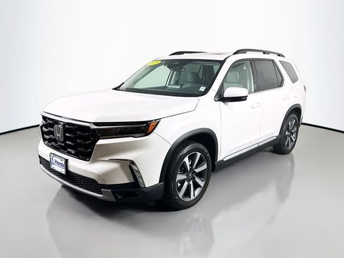 Certified 2025 Honda Pilot Touring image 3