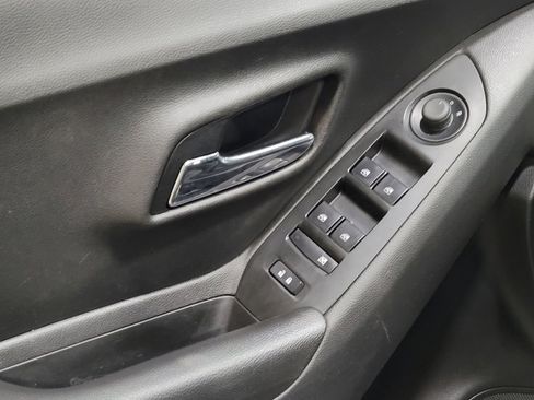 Used 2021 Chevrolet Trax LT w/ LT Convenience Package image 27