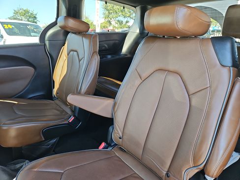 Used 2021 Chrysler Pacifica Limited w/ Uconnect Theater Family Group image 10