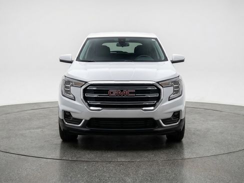 Used 2024 GMC Terrain SLE image 2