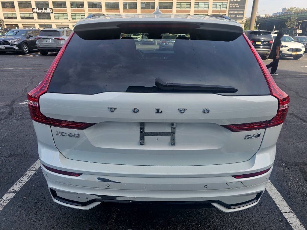 Used 2022 Volvo XC60 B6 R-Design AWD/4WD image 32