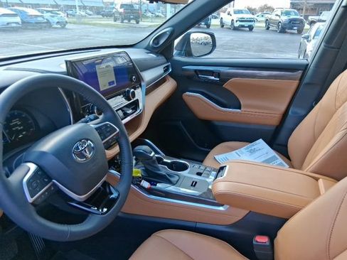 New 2026 Toyota Highlander Platinum AWD/4WD image 12