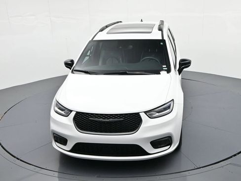 Used 2025 Chrysler Pacifica Limited image 28