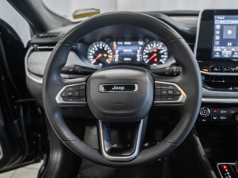 Certified 2025 Jeep Compass Latitude w/ Sun & Sound Group AWD/4WD image 36