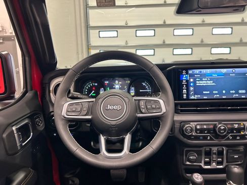 Used 2025 Jeep Wrangler Unlimited Sahara w/ Safety Group AWD/4WD image 28