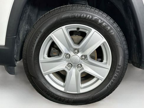 Used 2022 Jeep Compass Latitude w/ Sun and Sound Group AWD/4WD image 11