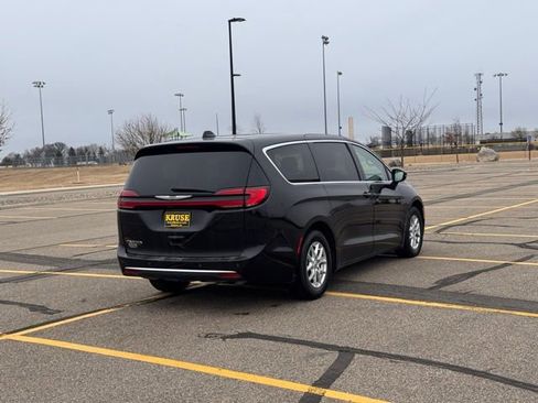 Used 2023 Chrysler Pacifica Touring-L image 3