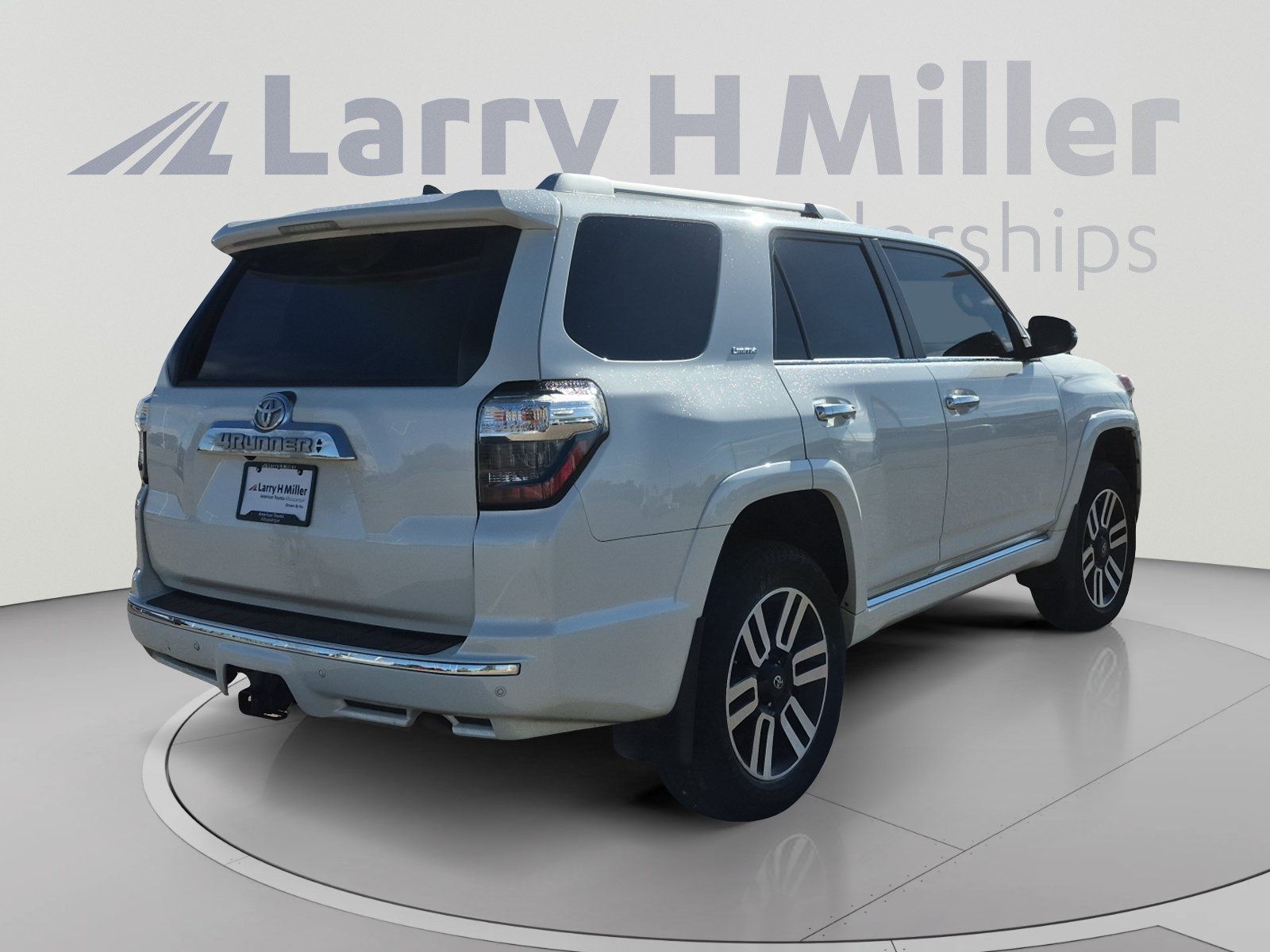 Used 2019 Toyota 4Runner SR5 AWD/4WD image 5