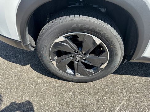 Used 2025 Nissan Rogue SV image 17