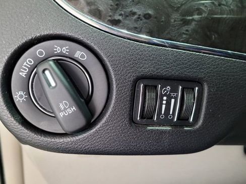 Used 2015 Chrysler Town & Country Touring w/ Driver Convenience Group image 42