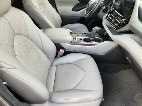 Used 2022 Toyota Highlander Platinum AWD/4WD image 14