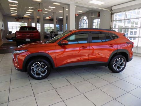 Used 2024 Chevrolet Trax LT w/ Driver Confidence Package FWD image 4