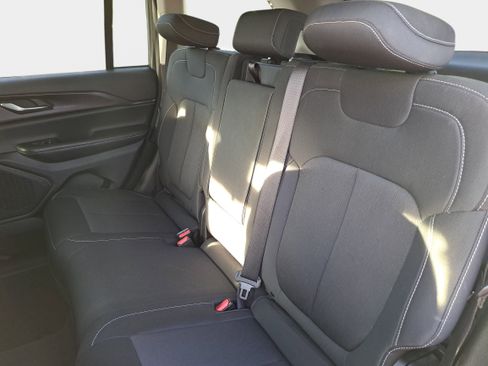Used 2023 Jeep Grand Cherokee Laredo AWD/4WD image 13