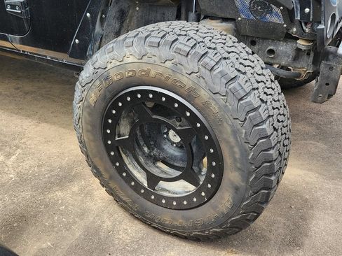 Used 2017 Jeep Wrangler Unlimited Rubicon w/ Connectivity Group AWD/4WD image 14