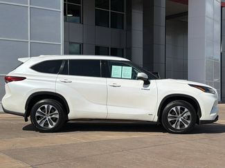 Used 2021 Toyota Highlander XLE AWD/4WD video 3