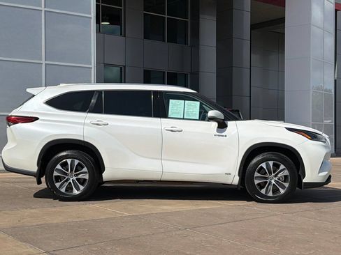 Used 2021 Toyota Highlander XLE AWD/4WD image 3