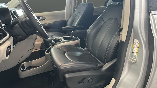 Used 2024 Chrysler Pacifica Limited FWD image 10
