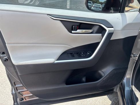 Used 2019 Toyota RAV4 XLE FWD image 6