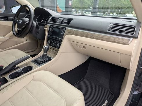 Used 2018 Volkswagen Passat 2.0T SE FWD image 30