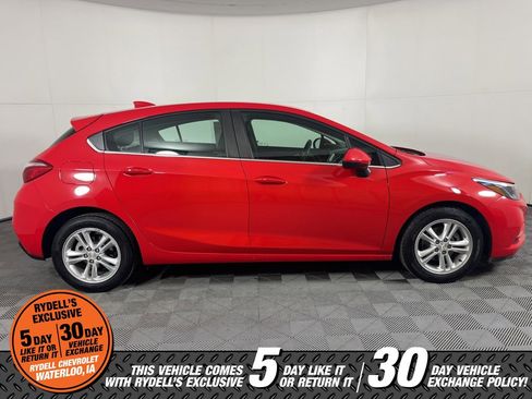 Used 2018 Chevrolet Cruze LT w/ Convenience Package image 3