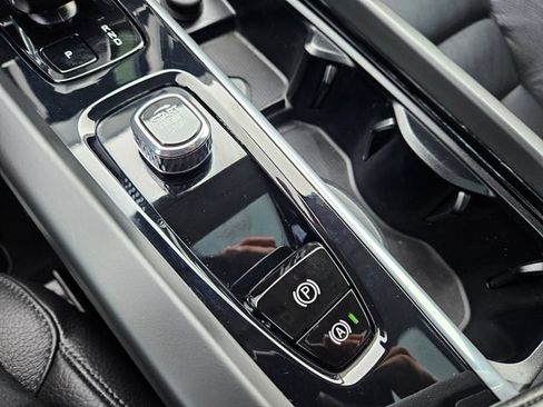 Certified 2023 Volvo XC60 T8 Plus AWD/4WD image 28