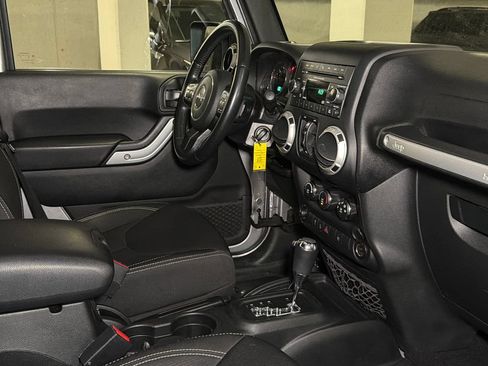 Used 2018 Jeep Wrangler Unlimited Sahara w/ Connectivity Group AWD/4WD image 10