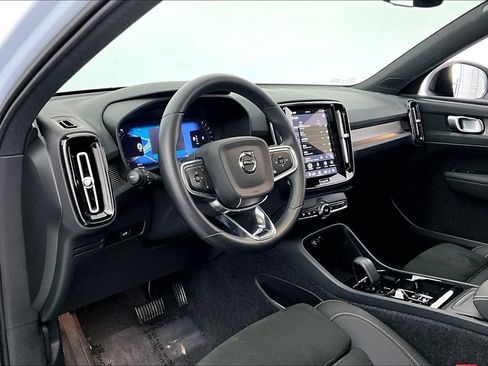 Certified 2025 Volvo XC40 B5 Plus AWD/4WD image 16