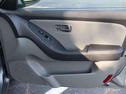 Used 2010 Hyundai Elantra GLS FWD image 13