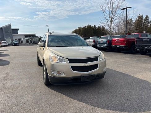 Used 2010 Chevrolet Traverse LT image 2