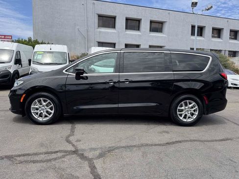 Used 2025 Chrysler Pacifica Select FWD image 7