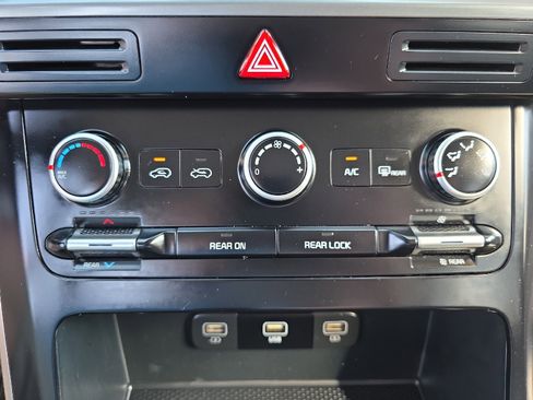 Used 2024 Kia Carnival LX FWD image 33