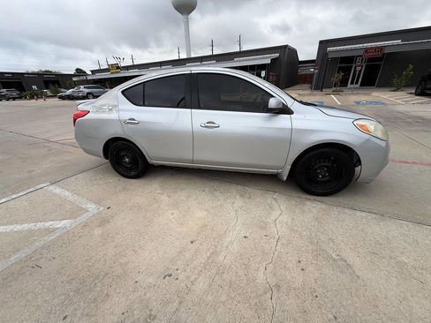 Used 2014 Nissan Versa SV image 18