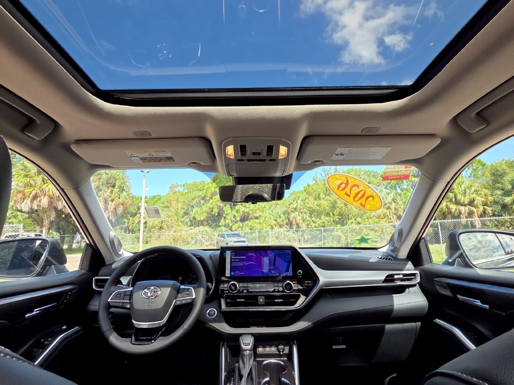 Certified 2026 Toyota Highlander Platinum AWD/4WD image 4