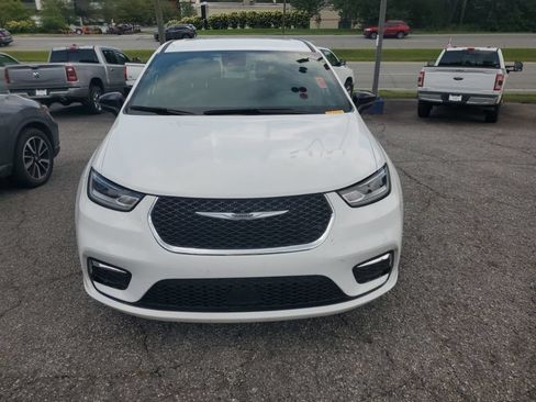 Used 2025 Chrysler Pacifica Select FWD image 3