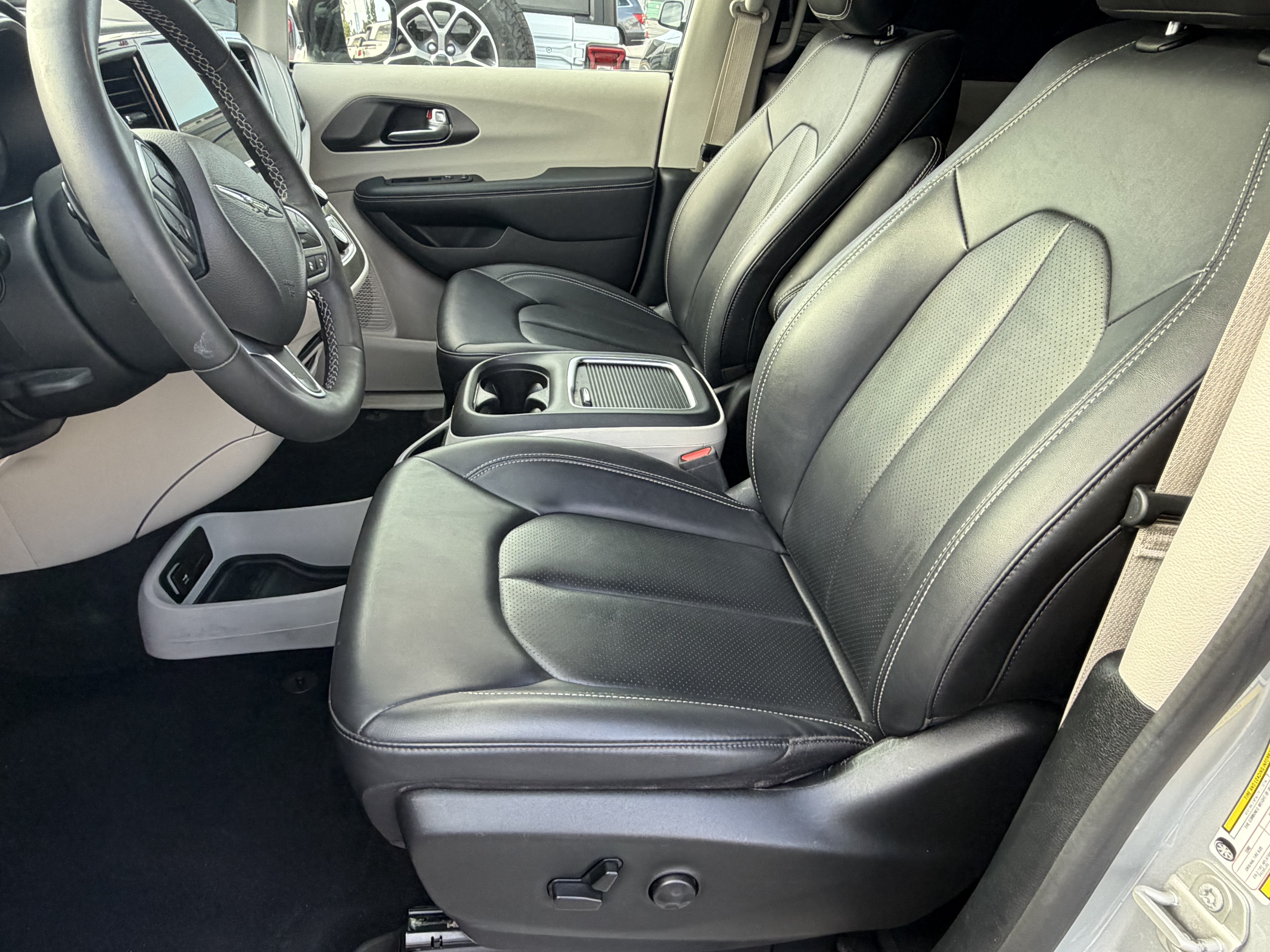 Certified 2024 Chrysler Pacifica Limited FWD image 22