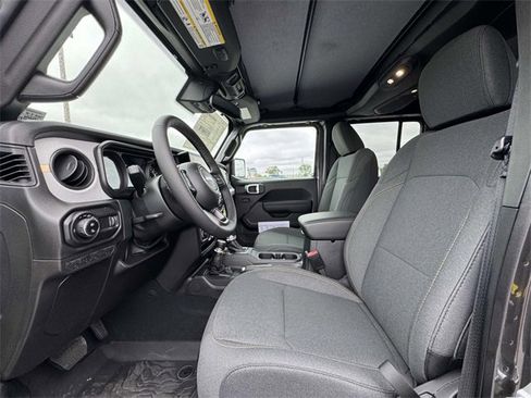 New 2025 Jeep Gladiator Sport image 18