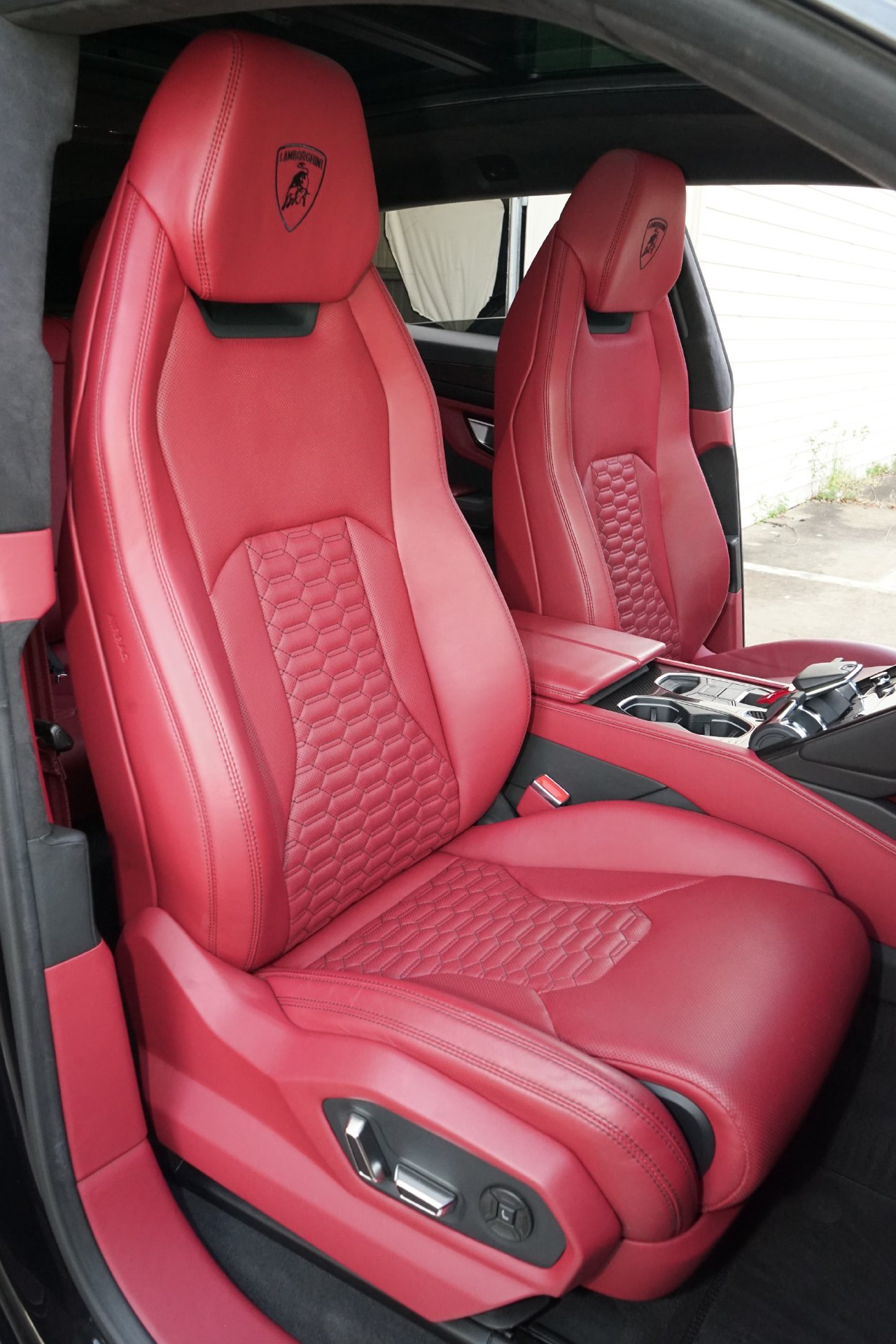 Used 2022 Lamborghini Urus AWD/4WD image 9