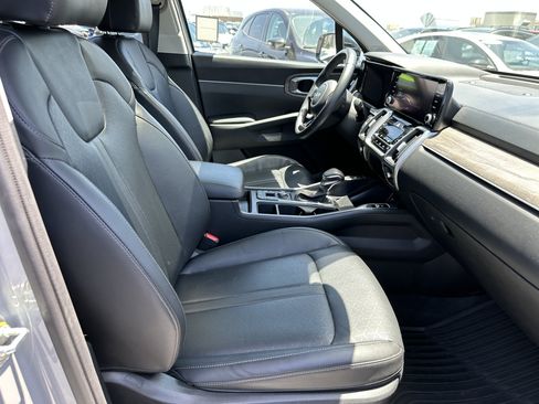 Certified 2023 Kia Sorento EX w/ Panoramic Sunroof Package FWD image 11