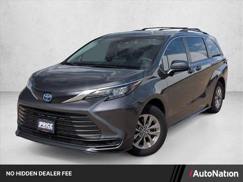 Used 2025 Toyota Sienna LE FWD image 1
