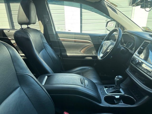 Used 2016 Toyota Highlander Limited Platinum AWD/4WD image 10
