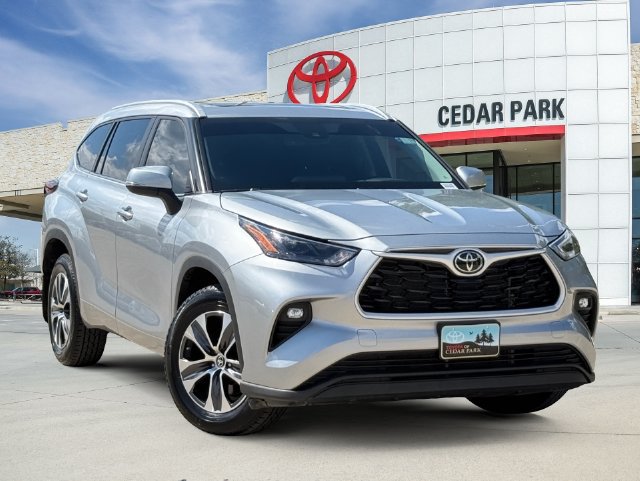 Used 2024 Toyota Highlander XLE AWD/4WD image 1