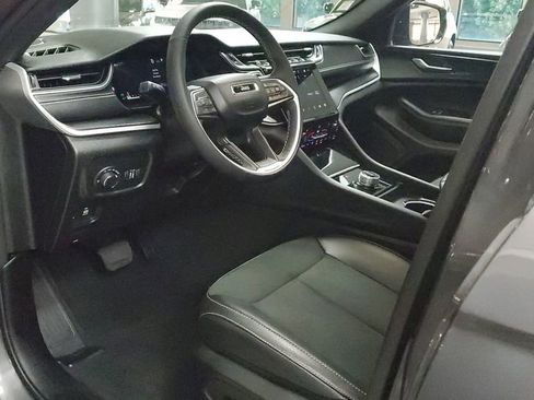 Used 2025 Jeep Grand Cherokee Altitude image 19