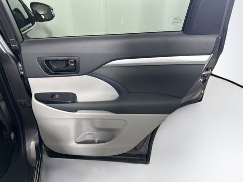 Used 2019 Toyota Highlander LE image 29