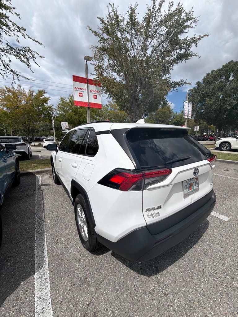 Used 2021 Toyota RAV4 LE AWD/4WD image 12