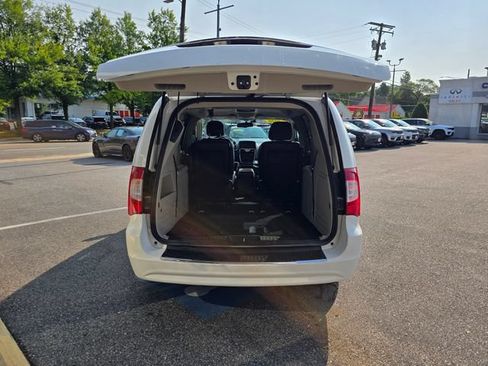 Used 2016 Chrysler Town & Country Touring w/ Driver Convenience Group FWD image 38