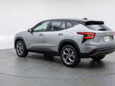 Used 2025 Chevrolet Trax LT w/ LT Convenience Package image 6