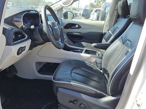Used 2024 Chrysler Pacifica Limited FWD image 10